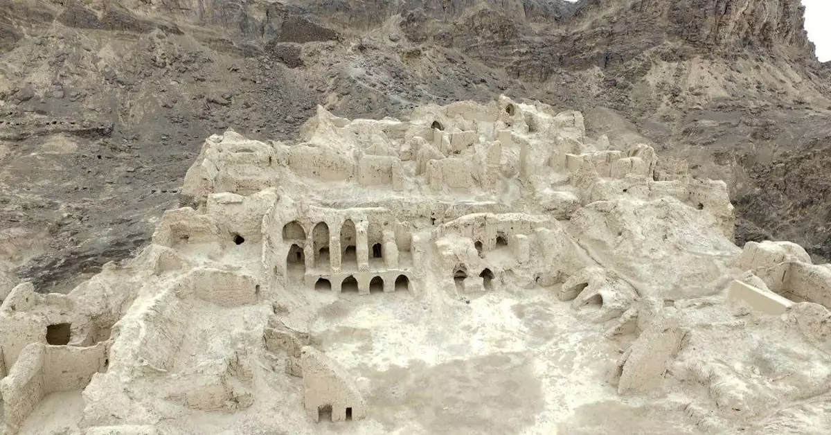 نمای هوایی از کوه خواجه و دریاچه خشک هامون