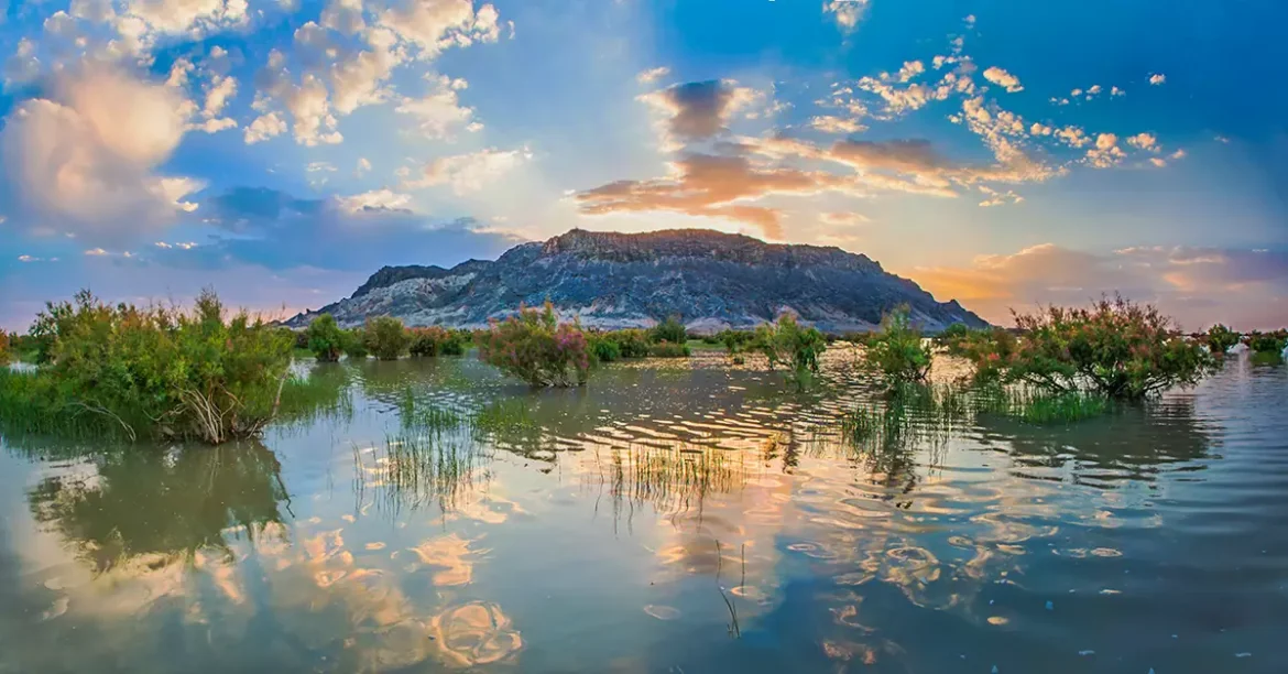 نمایی از کوه خواجه، تنها کوه جزیره‌ای ایران در دریاچه هامون
