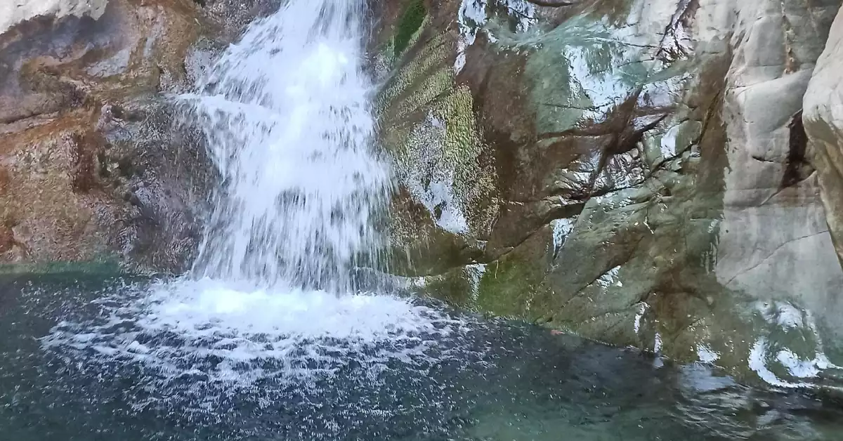 صخره‌ها و پوشش گیاهی اطراف آبشار دلفارد