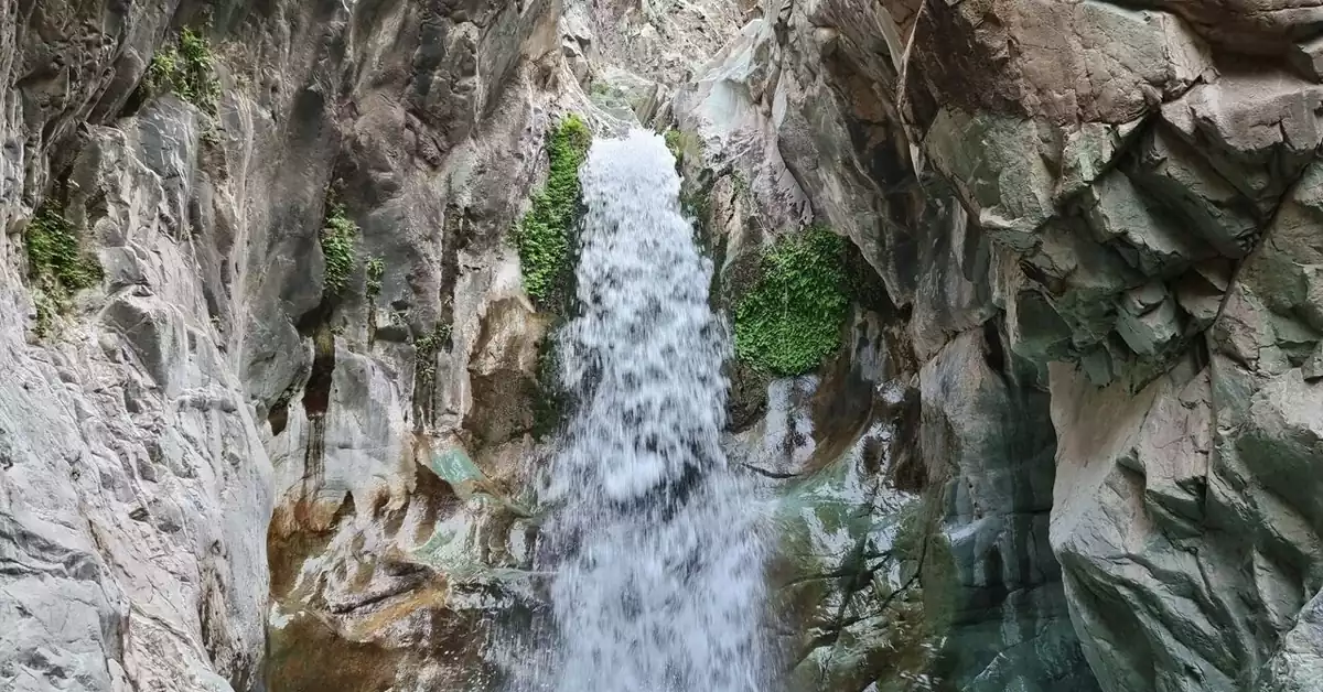 نمای کامل آبشار دلفارد جیرفت