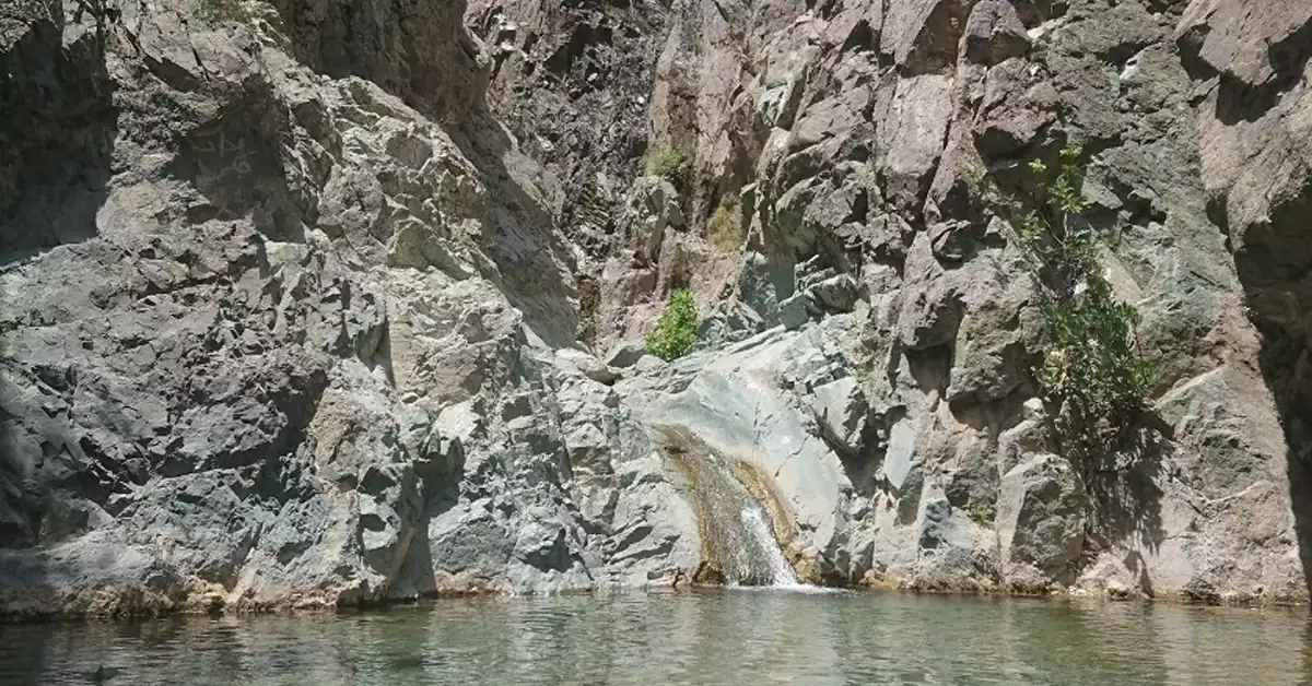 مسیر پیاده‌روی منتهی به آبشار دلفارد جیرفت