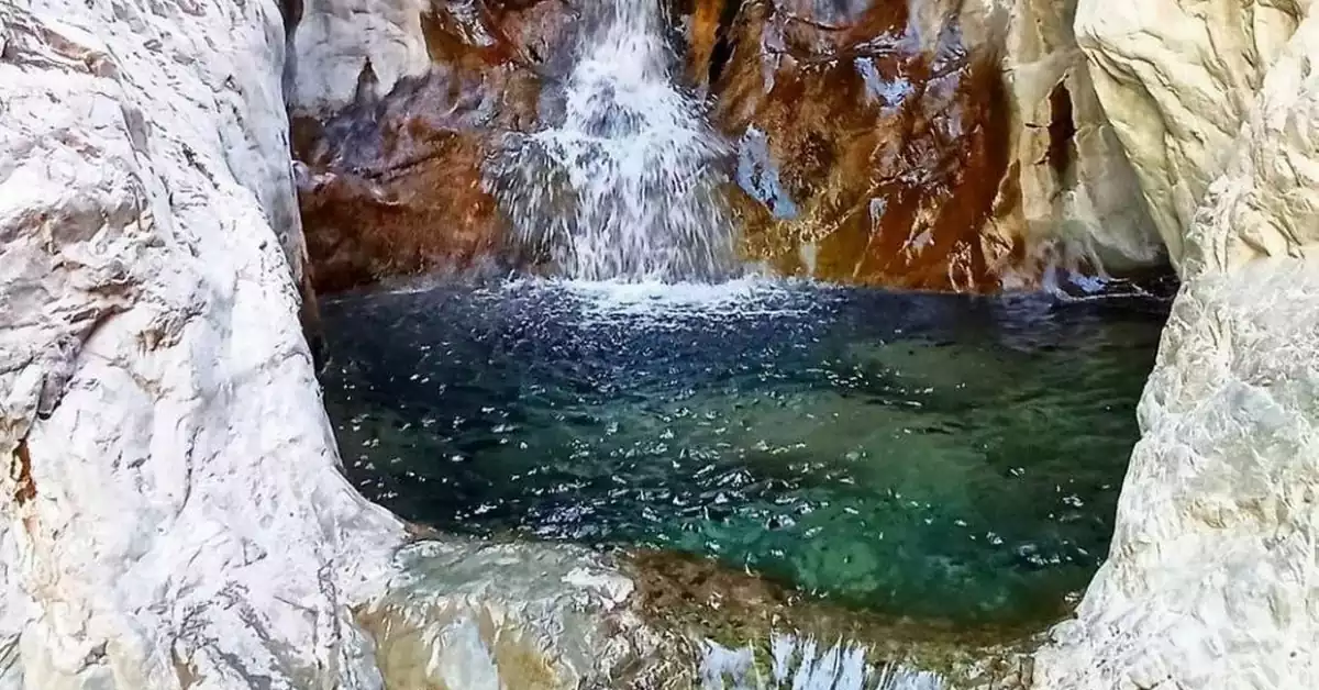 چشم‌انداز آبشار دلفارد در فصل بهار یا تابستان