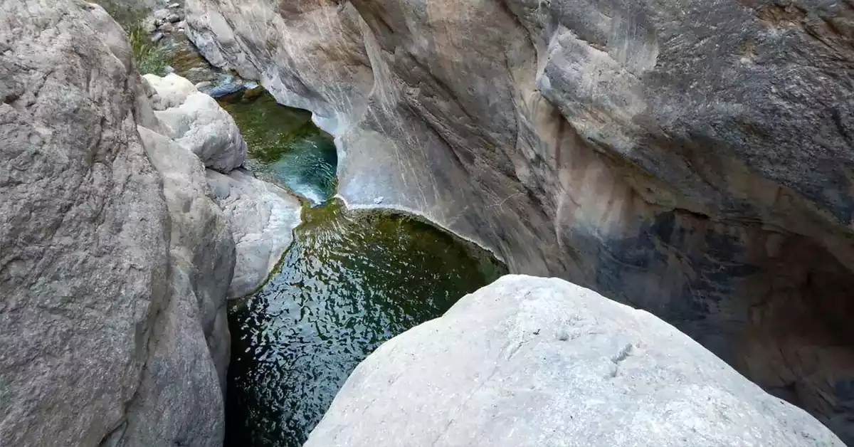 نمای هوایی آبشار دلفارد در دل طبیعت جنوب کرمان