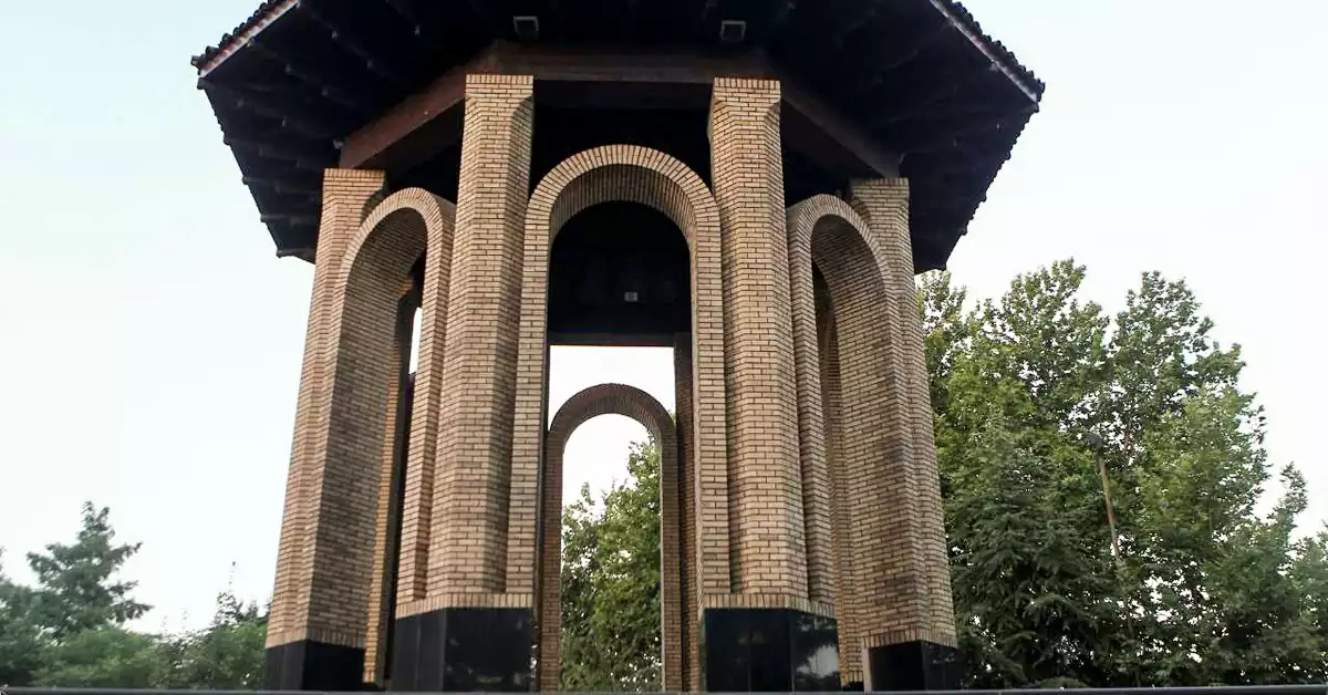 عکس سنگ مزار دکتر محمد معین، ادیب و پژوهشگر ایرانی