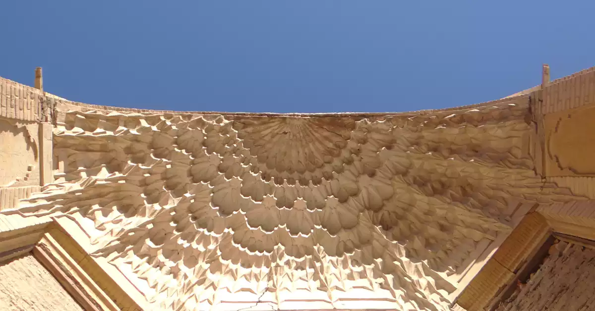 سقف گنبدی و تزئینات سنتی تیمچه صرافیان آباده