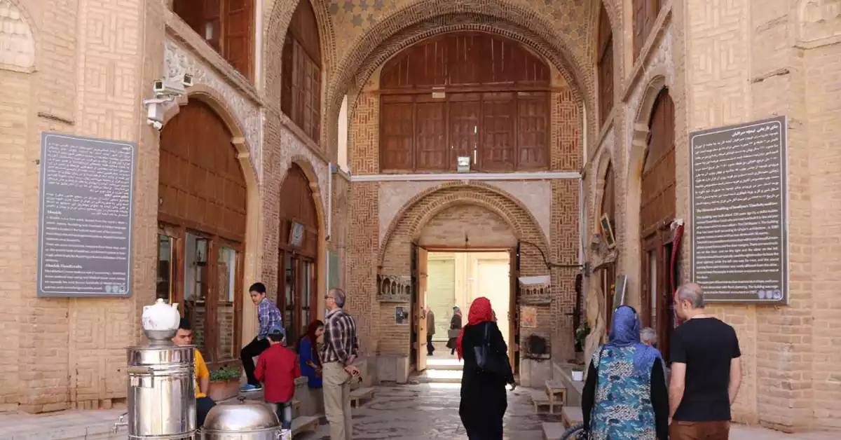 راهروها و حجره‌های سنتی تیمچه صرافیان دوره قاجار