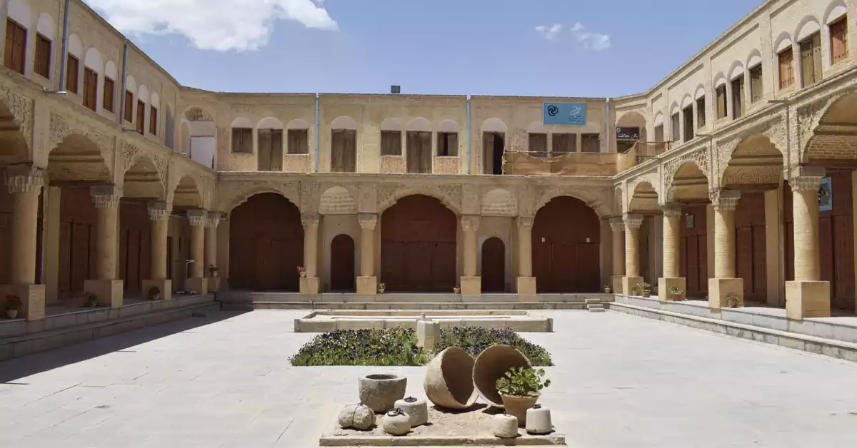 حیاط مرکزی و فضای معماری تیمچه صرافیان در استان فارس