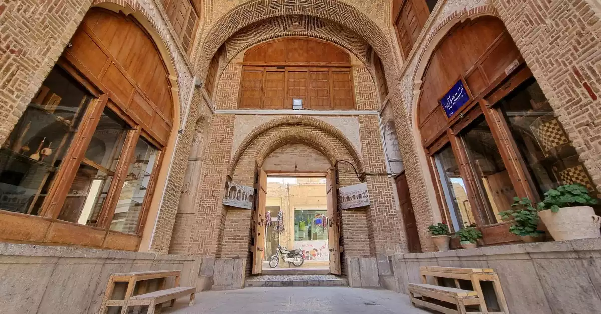 نمای بیرونی تیمچه صرافیان آباده در بافت تاریخی شهر