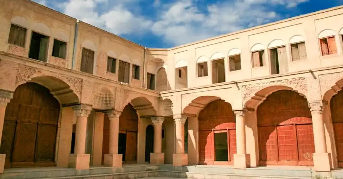 نمای داخلی تیمچه صرافیان آباده با معماری زیبای قاجاری