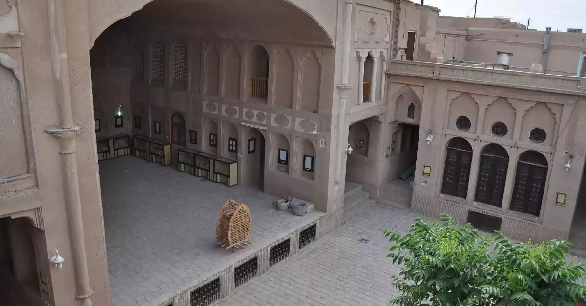 نمای بیرونی خانه لاریهای یزد در بافت تاریخی