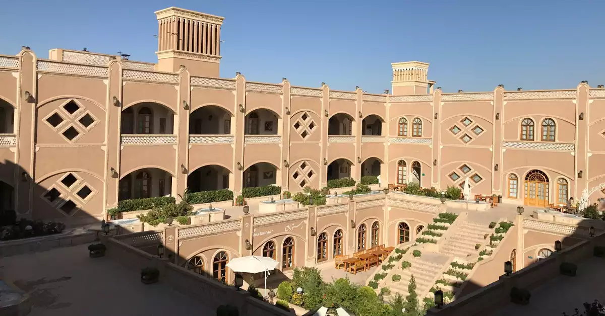 بادگیرهای بلند خانه لاریهای یزد