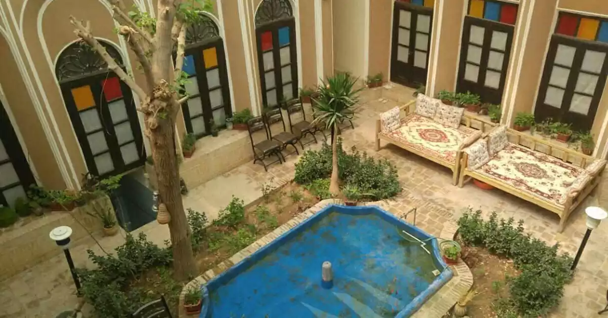 حیاط مرکزی خانه لاریها با حوض فیروزهای