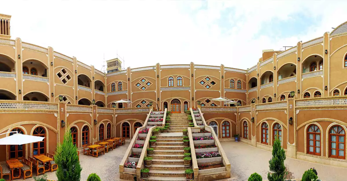 ایوان و طاقنماهای سنتی خانه لاریها