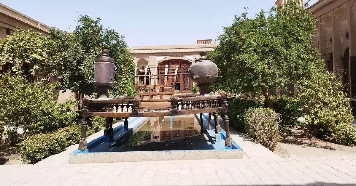 حیاط خلوت خانه لاریهای یزد