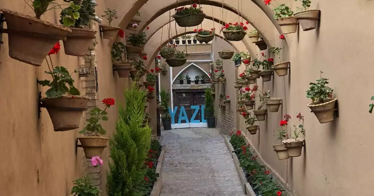 راهروها و ورودی سنتی خانه تاریخی لاریها