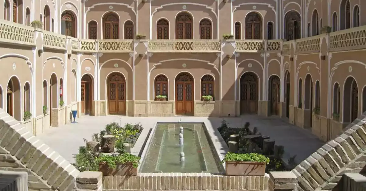 نمایی از تالار اصلی خانه لاریها با معماری قاجاری