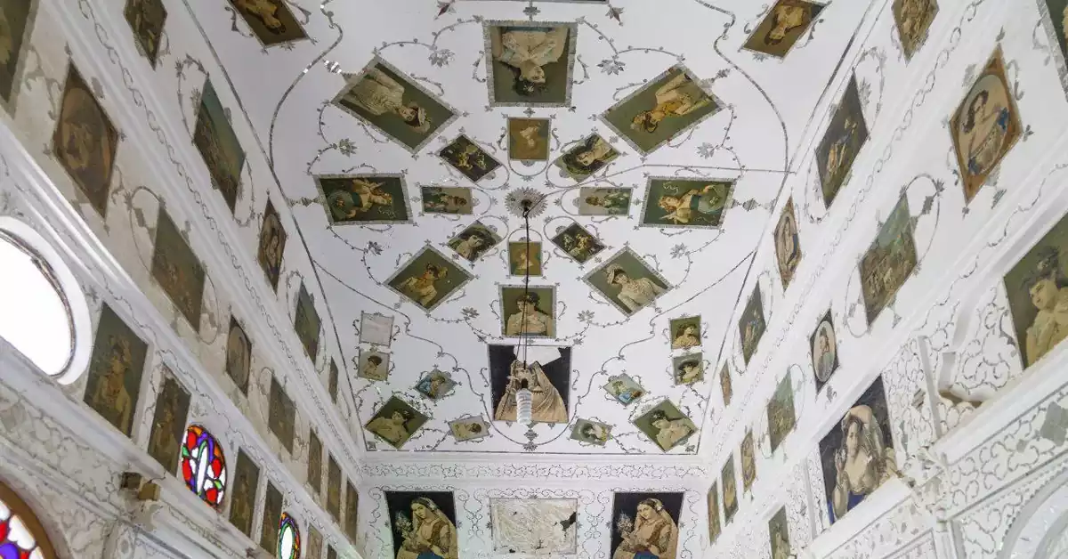 تزئینات گچبری و آینهکاری داخل اتاقهای خانه لاریها