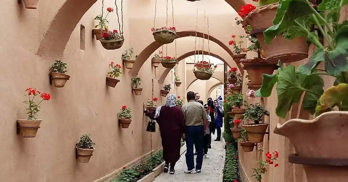 نقوش سنتی در خانه لاریها