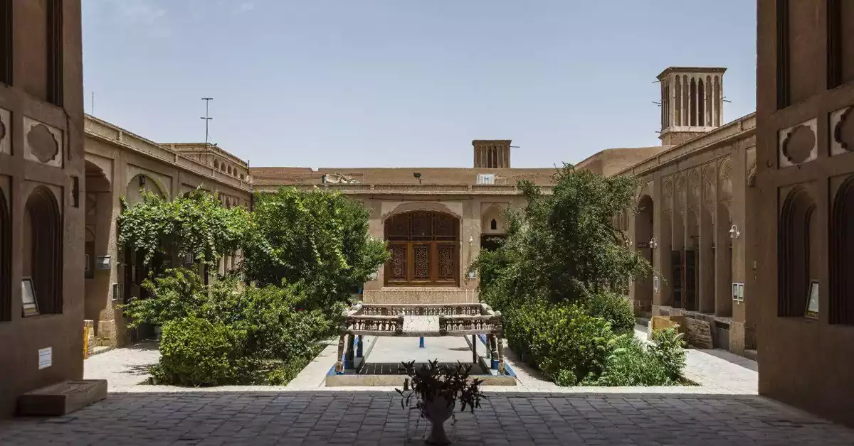 ورودی سنتی خانه تاریخی لاریها