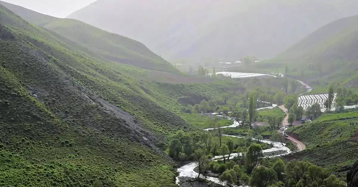 رودخانه و پوشش گیاهی اطراف روستای آزادبر