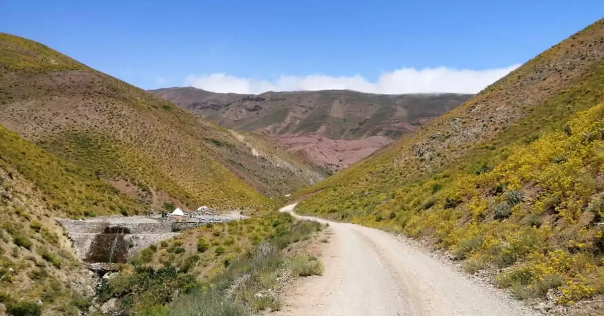 چشم‌انداز کوهستانی روستای آزادبر در فصل بهار