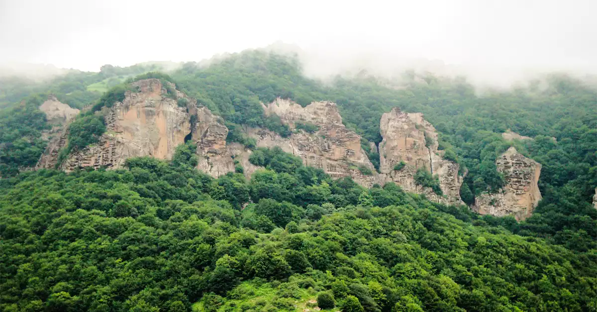 مسیر روستایی و چشمانداز کوهستانی دمیر اوغلیکش