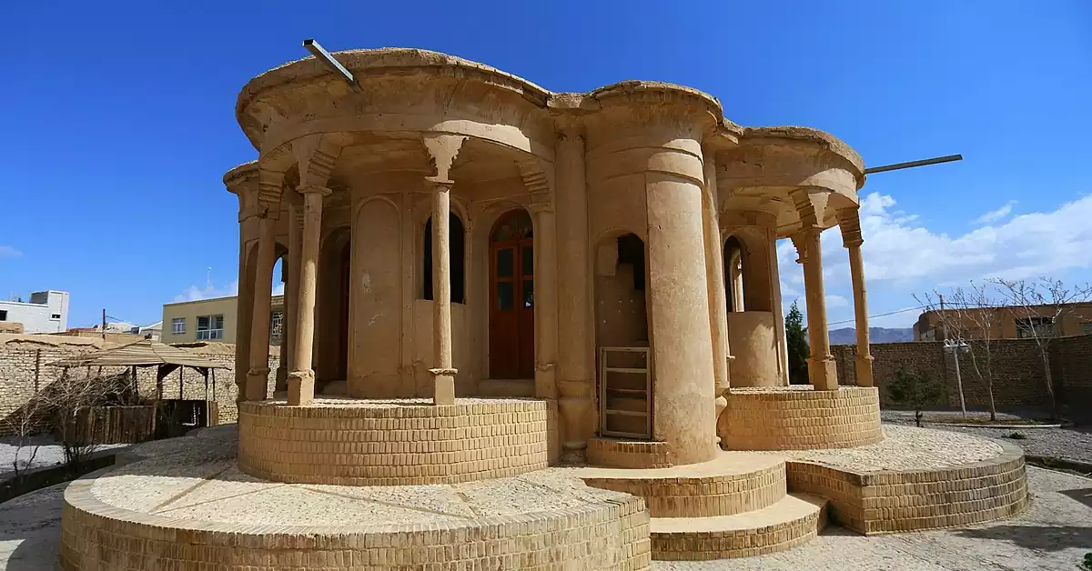 نمای بیرونی عمارت کلاه‌فرنگی آباده با معماری هشت‌ضلعی