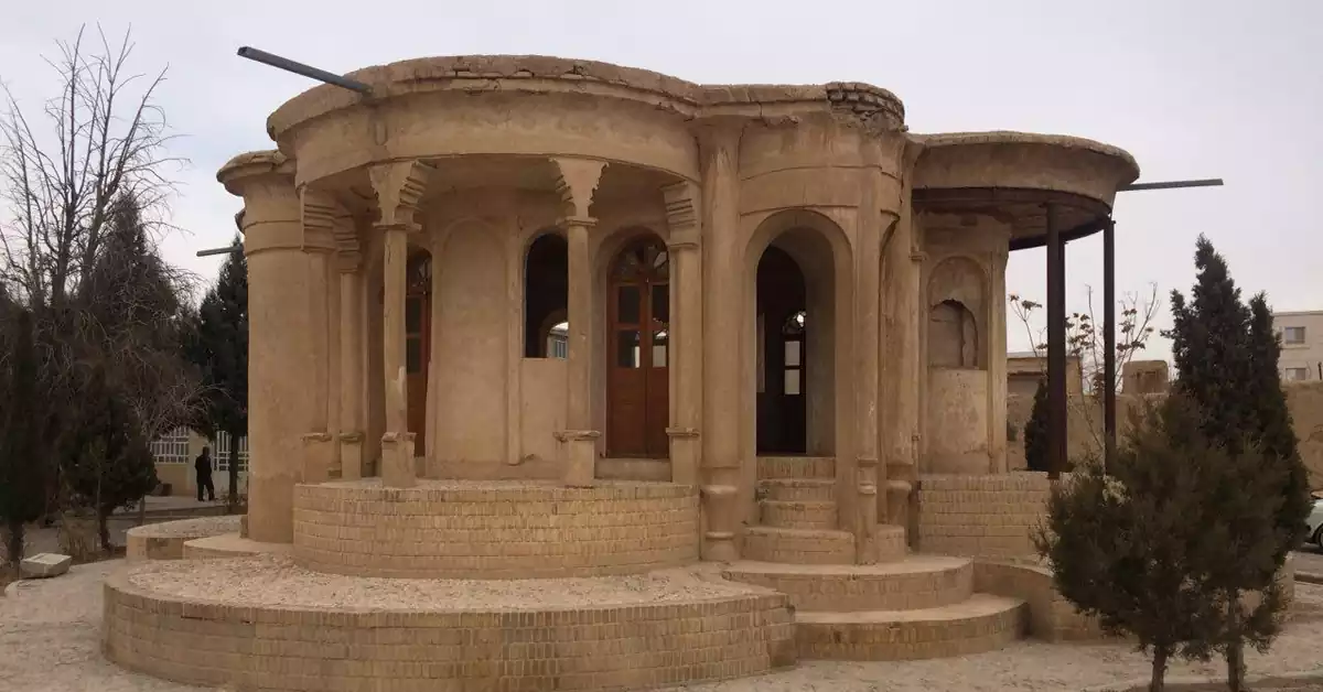 چشم‌انداز عمارت کلاه‌فرنگی آباده در کنار فضای سبز اطراف