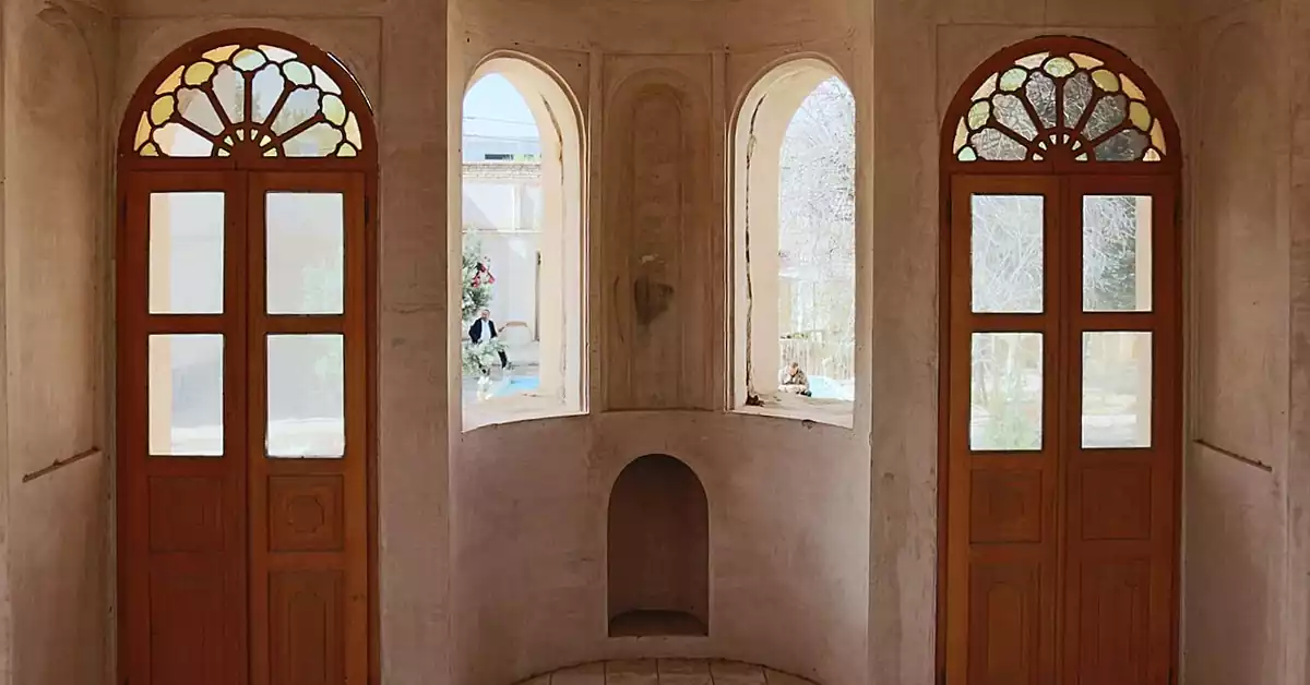 نمای نزدیک از جزئیات تزئینات و طاق‌نماهای عمارت کلاه‌فرنگی