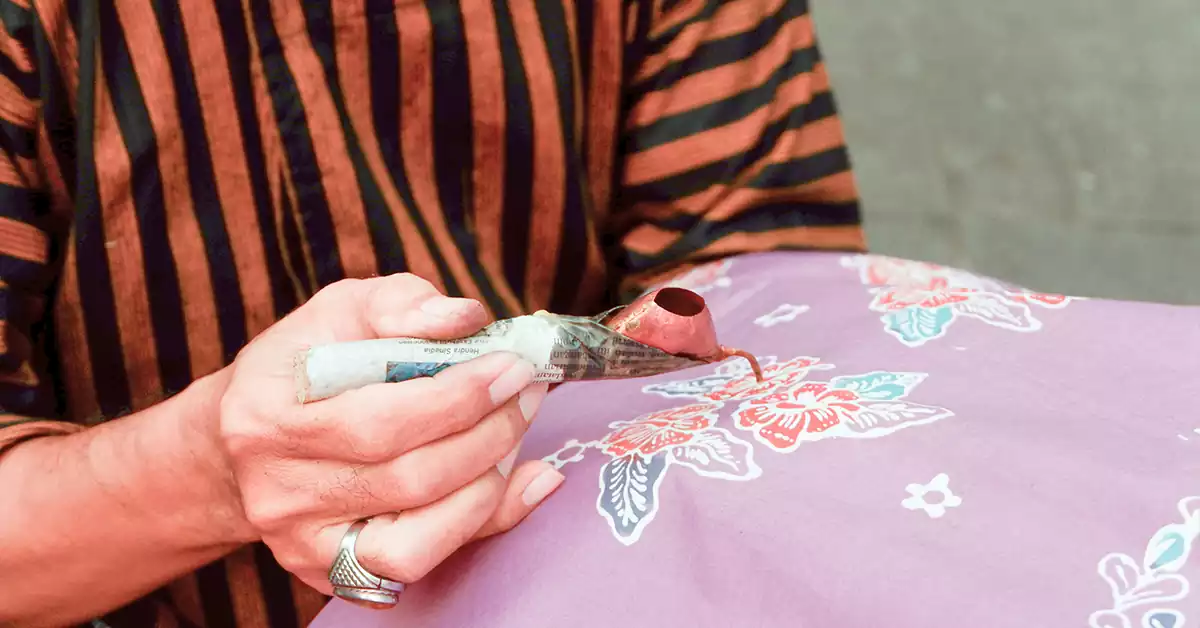 لباس های محلی با پارچه باتیک