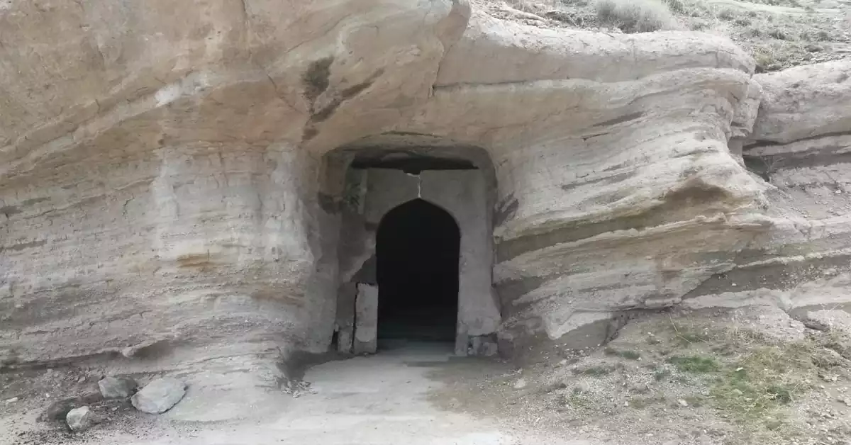 ورودی معبد قدمگاه