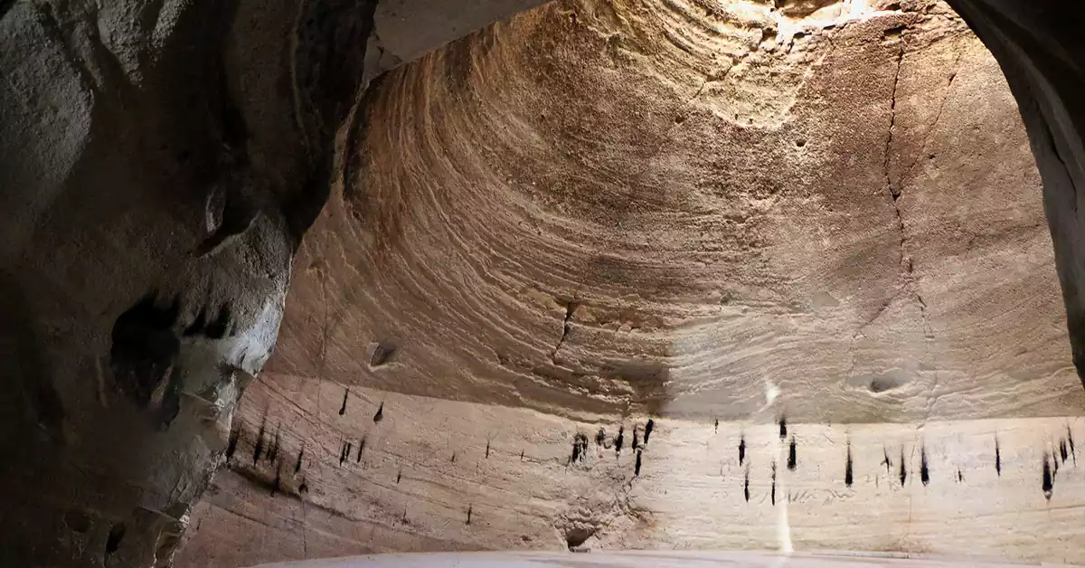 جزئیات حجاریها و دیوارههای قدیمی معبد قدمگاه آذرشهر