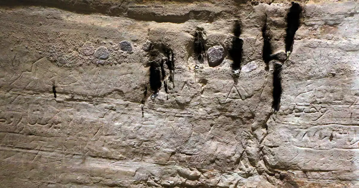 جزئیات حجاریها و دیوارههای قدیمی معبد قدمگاه آذرشهر