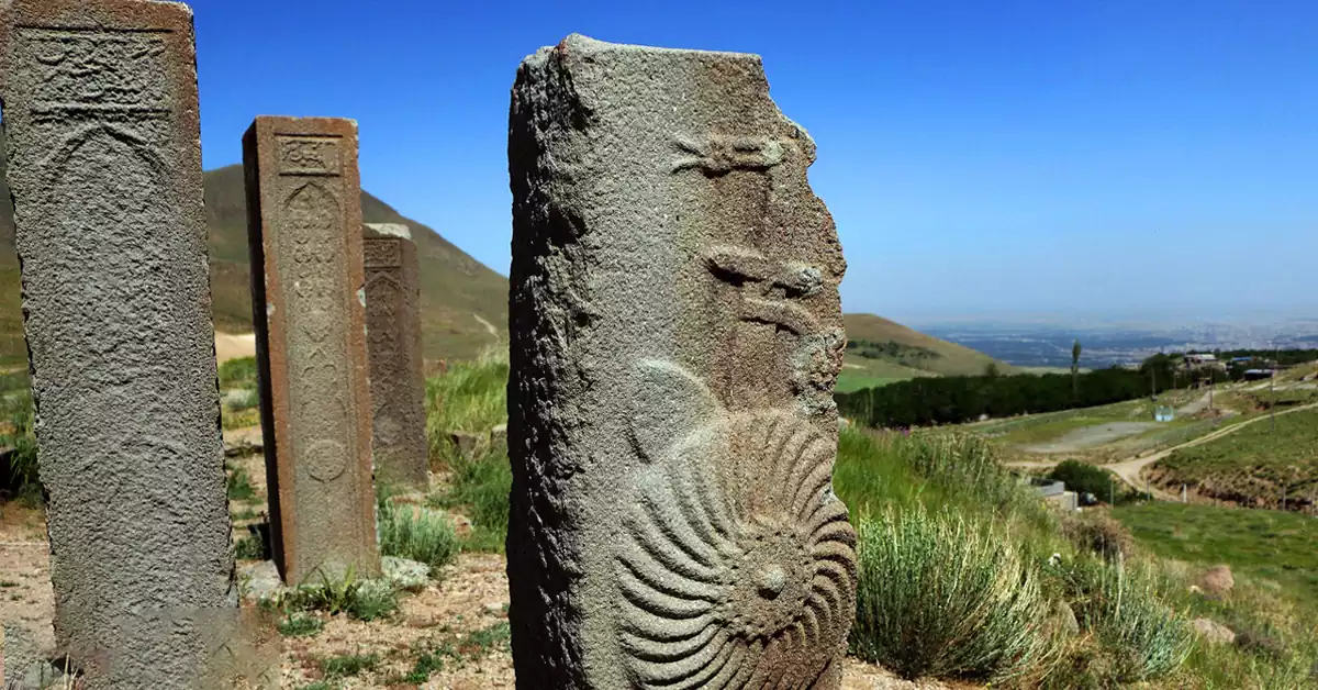 نمای کلی محوطه اطراف معبد قدمگاه در آذرشهر