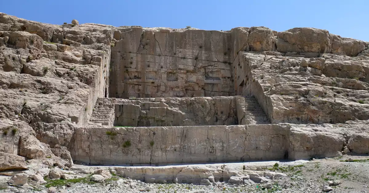 نمای بیرونی معبد قدمگاه آذرشهر تراشیده در دل صخره