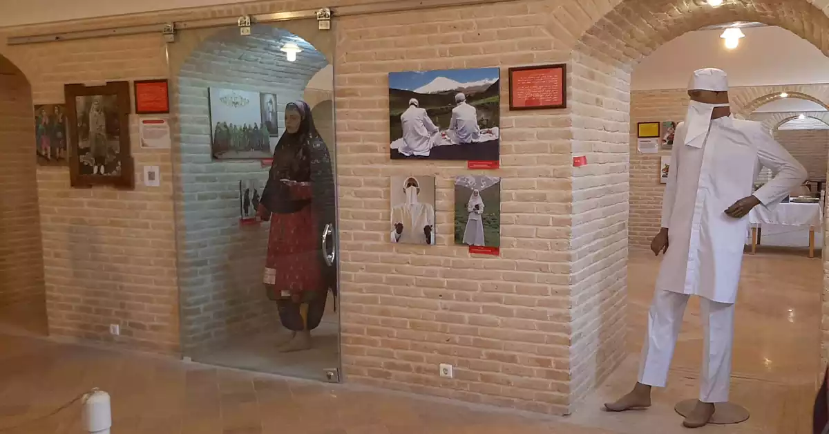 سالن اصلی موزه مارکار یزد با نمایش آثار تاریخی و فرهنگی