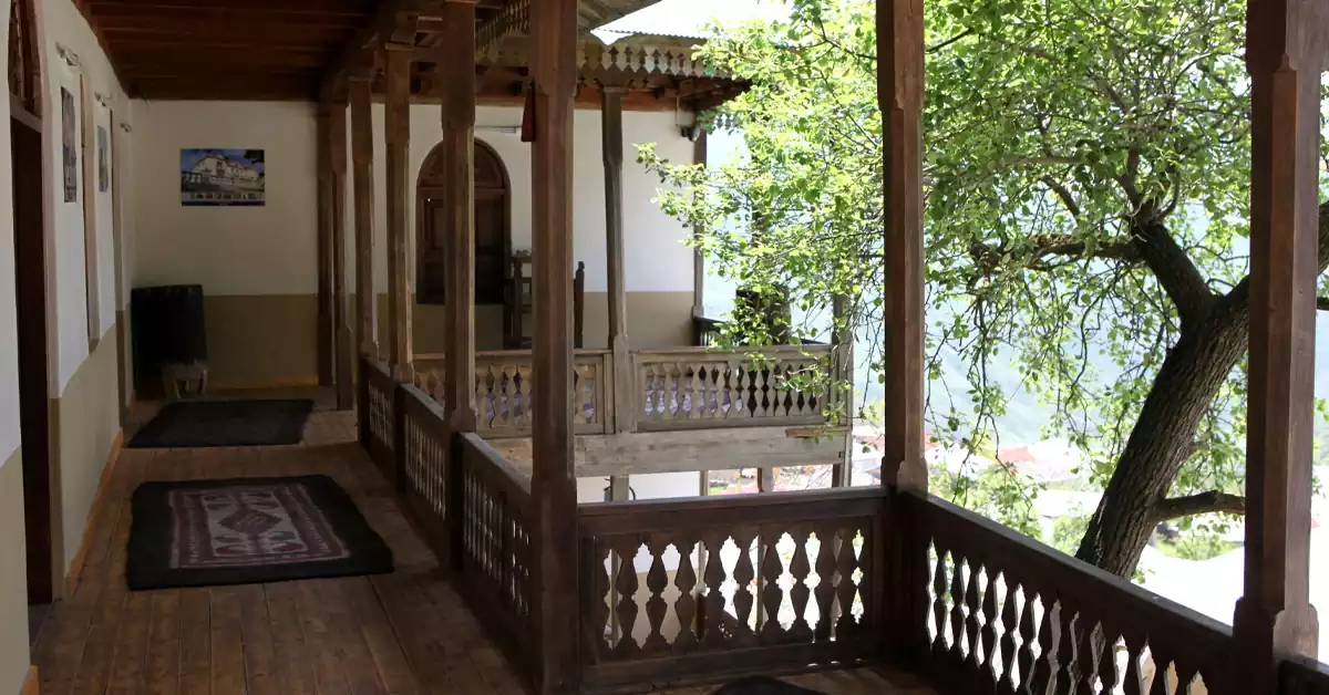 اتاق سنتی موزه مردم‌شناسی آلاشت با چیدمان محلی