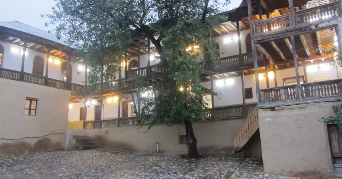 نمای کلی از حیاط و معماری سنتی موزه مردم‌شناسی آلاشت