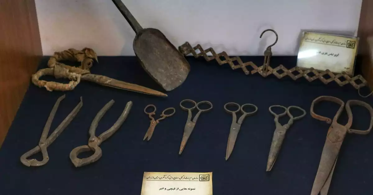 نمای داخلی موزه مردم‌شناسی آلاشت با نمایش ابزارهای قدیمی