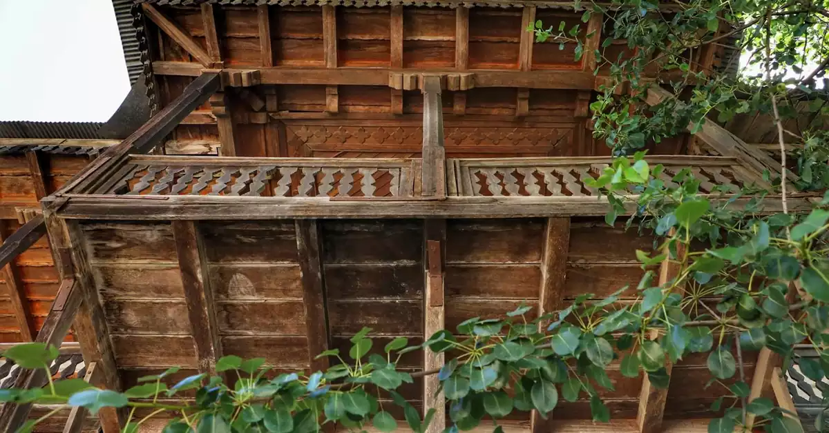 ورودی چوبی و سنتی موزه مردم‌شناسی آلاشت