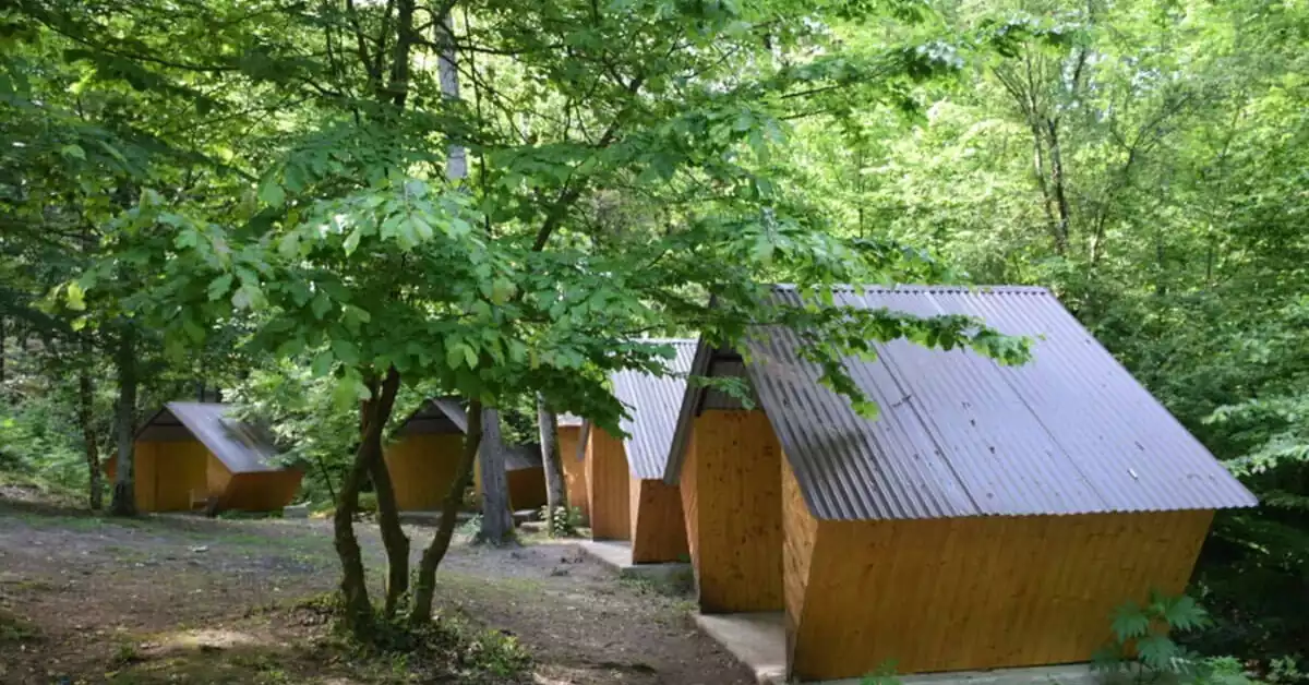 نشیمنگاهها و فضاهای استراحت در پارک جنگلی بیبی یانلو