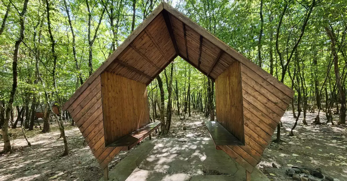 عکس کلبه و آلاچیقهای پارک جنگلی بیبی یانلو