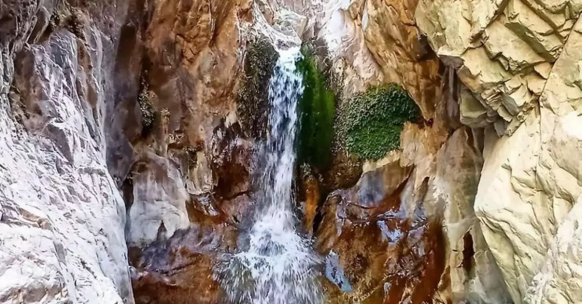 عکس نزدیک از ریزش آب آبشار دلفارد