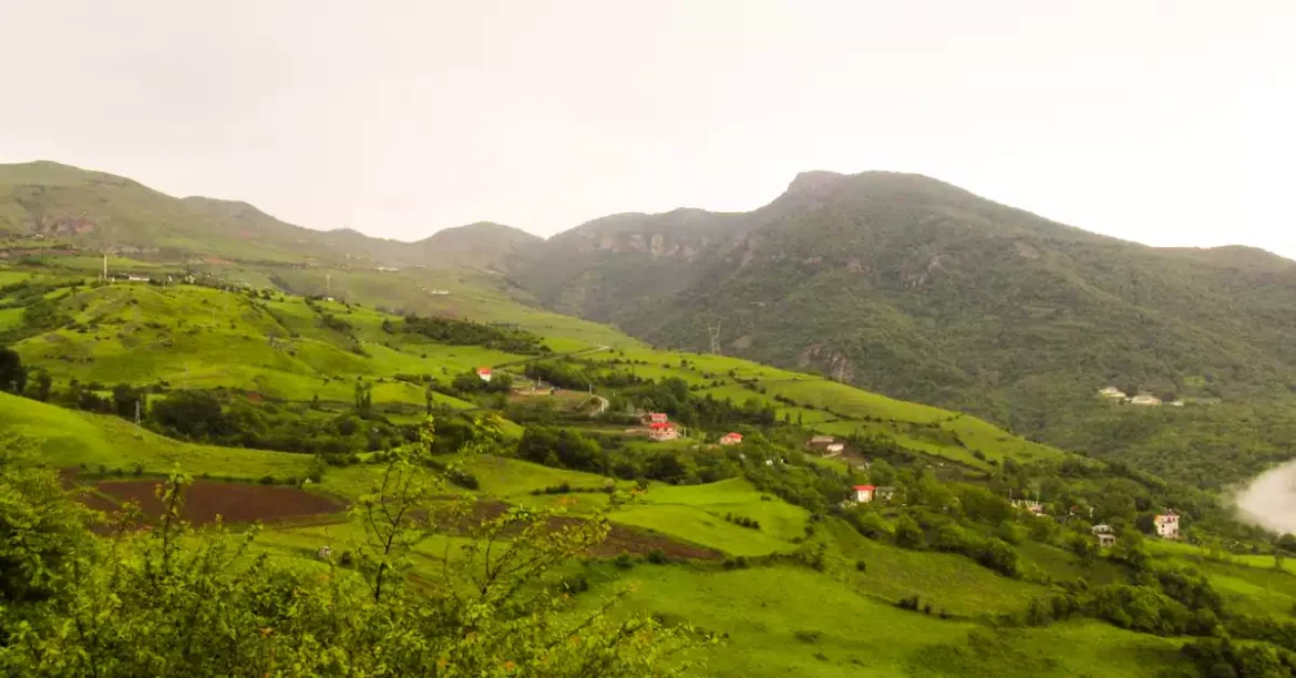 نمای عمومی روستای دمیر اوغلی‌کش با طبیعت سرسبز اطراف