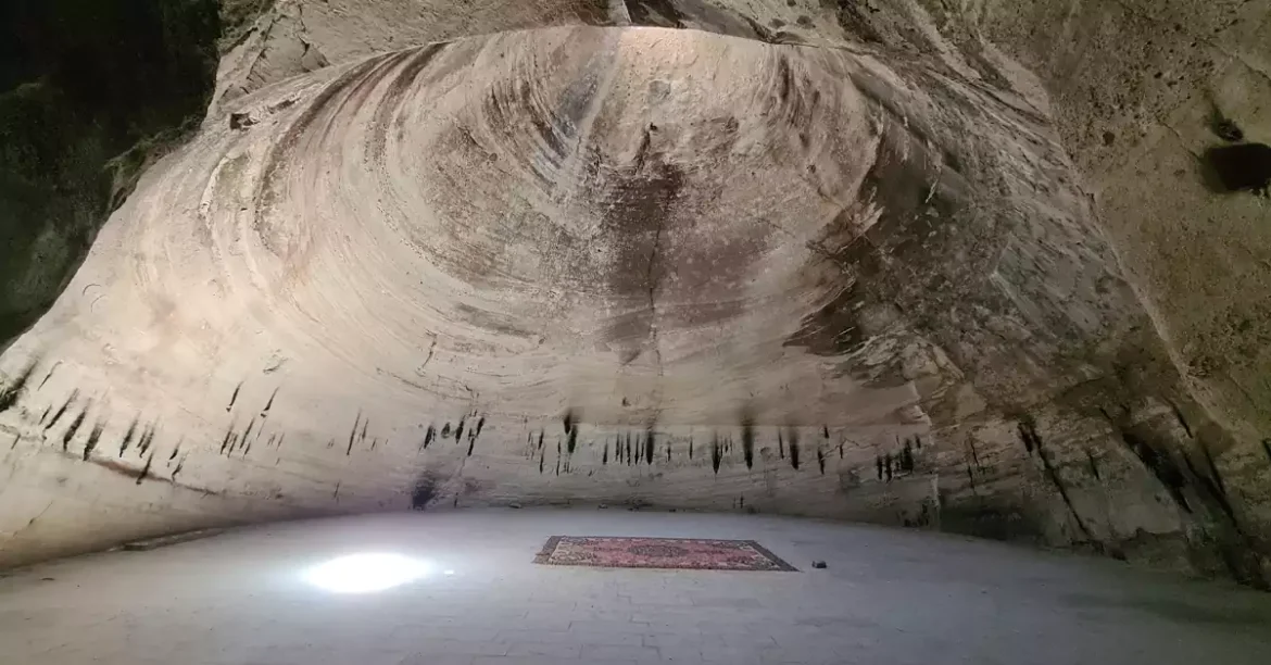 فضای داخلی معبد قدمگاه با معماری دست‌کند و روشنایی طبیعی