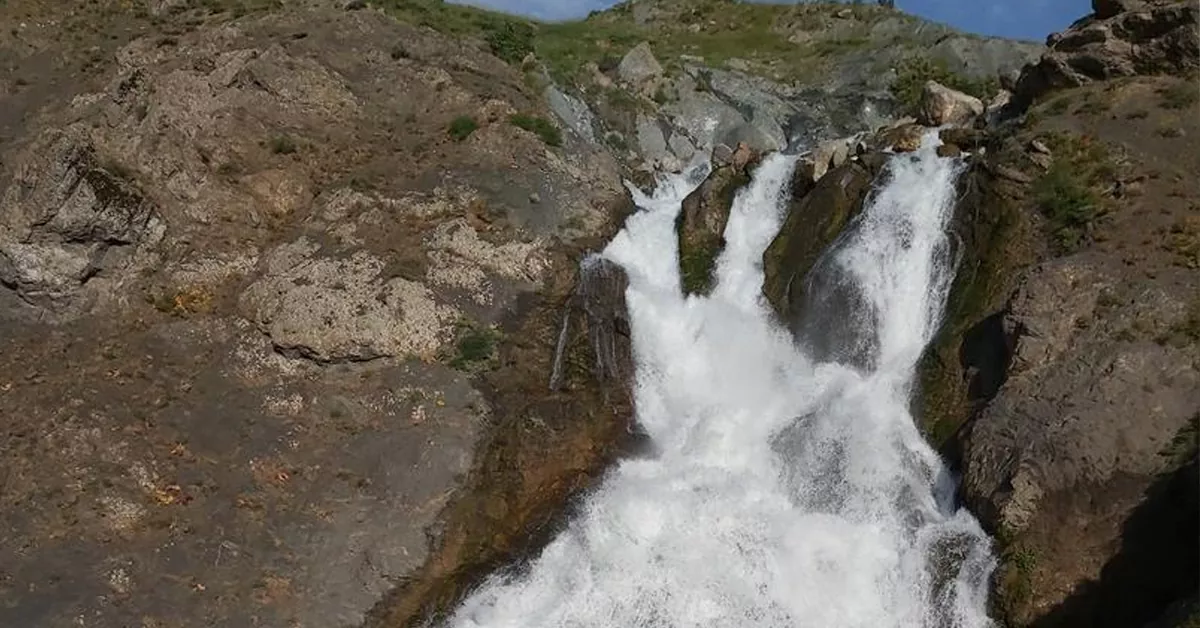 ریزش آب آبشار سوله دوکل از صخرههای سنگی