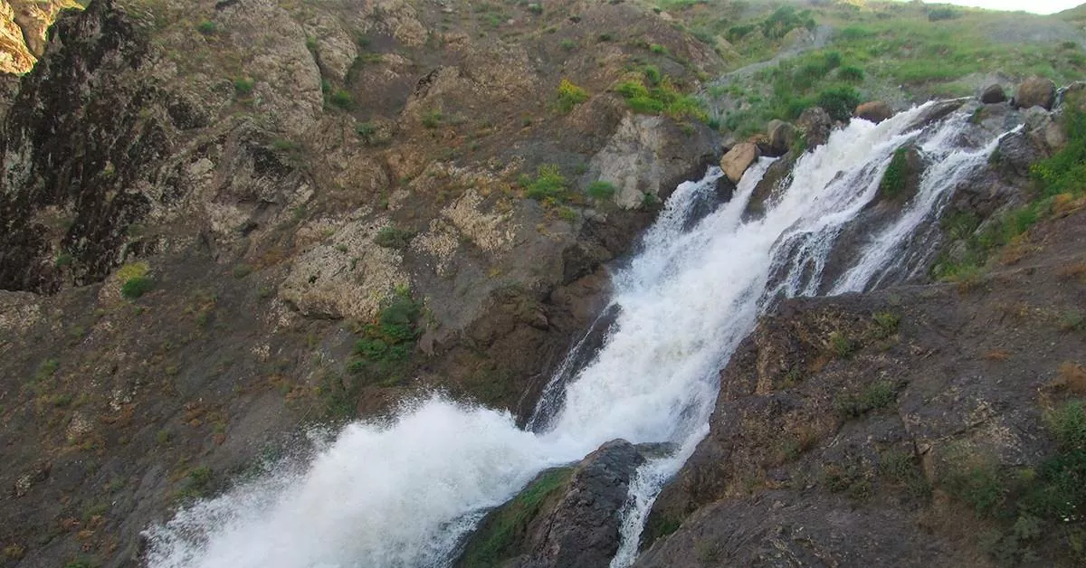 آبشار سوله دوکل بهعنوان جاذبهای طبیعی در کردستان