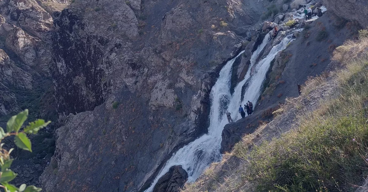 سنگها و پوشش گیاهی اطراف آبشار سولهدوکل