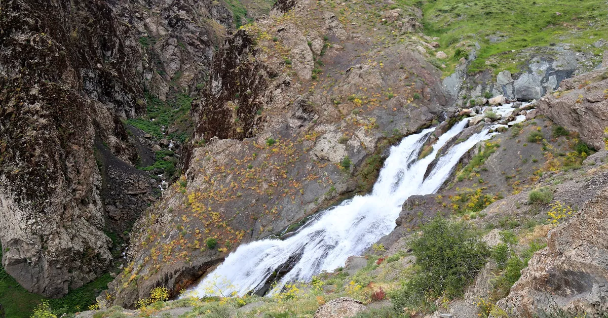 آبشار سولهدوکل در فصل بهار با طبیعت سرسبز