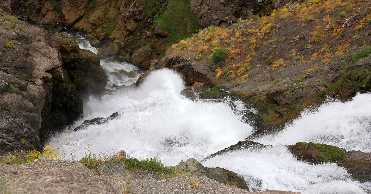 نمای نزدیک از جریان آب خروشان آبشار سولهدوکل
